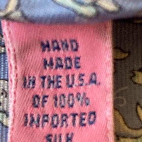 100% Silk Vineyard Vines Shep & Ian Blue Whales Beach Ocean Sea Marine Men's Tie - Picture 6 of 7